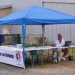 Installation des différents stands : Ici FFPLUM (Fédération ULM) mis en place par Michel