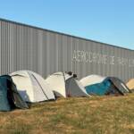 Un terrain de camping minimaliste... Les installations de l'aéro-club mises à disposition pour plus de confort.