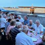 Convivialité autour d'un excellent repas charolais, au pied des avions