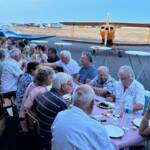 Convivialité autour d'un excellent repas charolais, au pied des avions