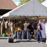 Militaires et civils se retrouvent autour de la buvette