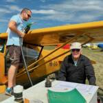 Geoffrey et Georges : efficacité familiale pour l'avitaillement.