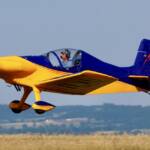 Très coloré et véloce, ce petit monoplace au décollage