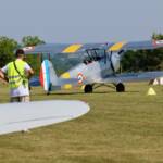 Une quinzaine de parqueurs (gilets jaunes) pour diriger les avions au sol et aider les pilotes à les aligner